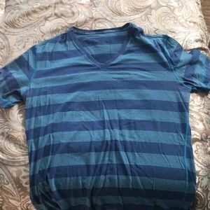 Lululemon men’s 5-year basic tee. V neck. XL